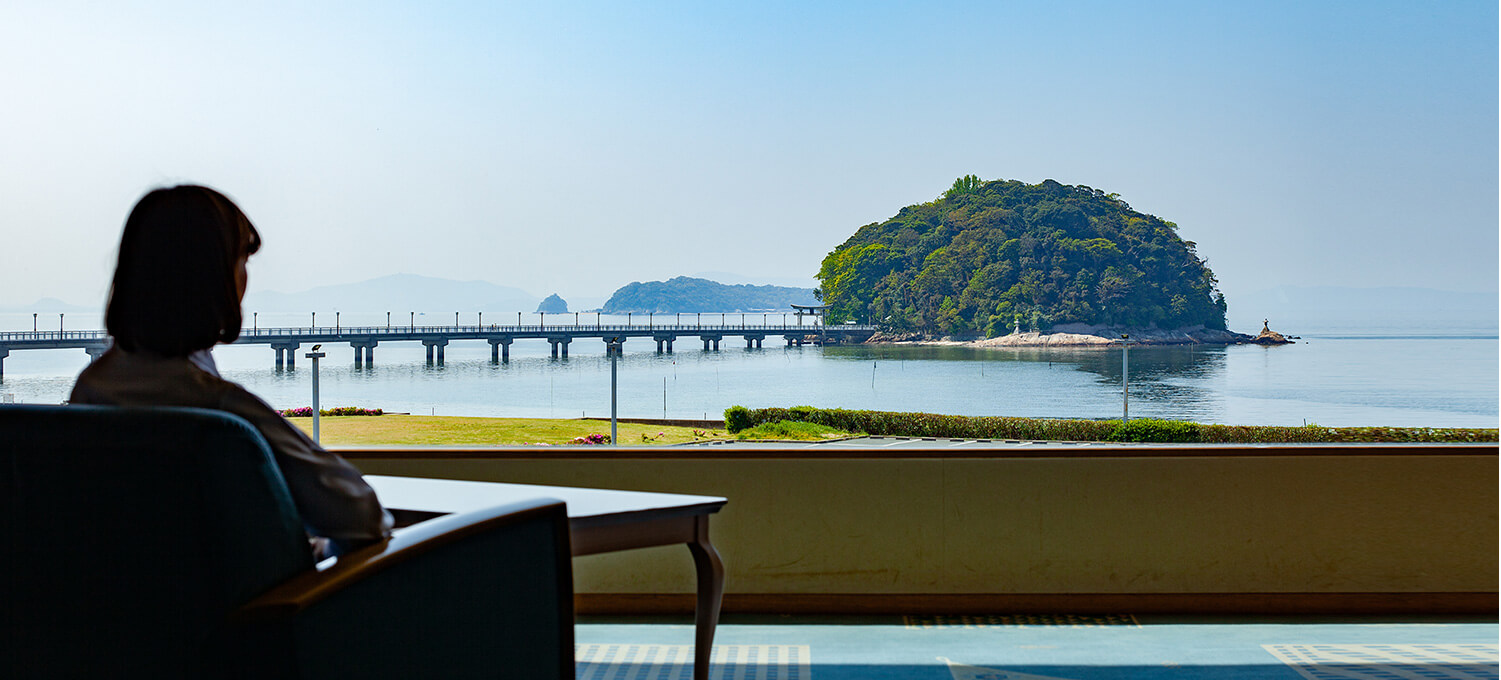 ホテル竹島で海を眺める